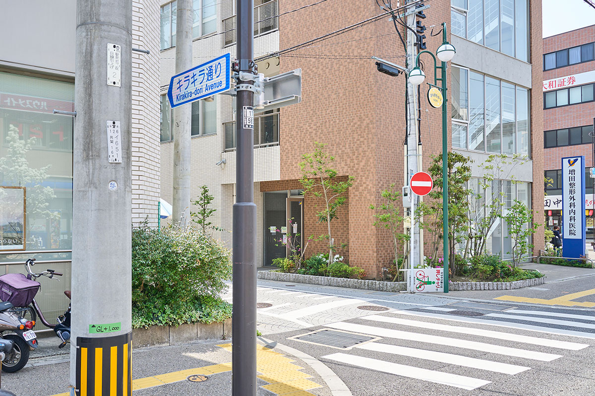 福岡銀行さんを左に曲がり「キラキラ通り」へ